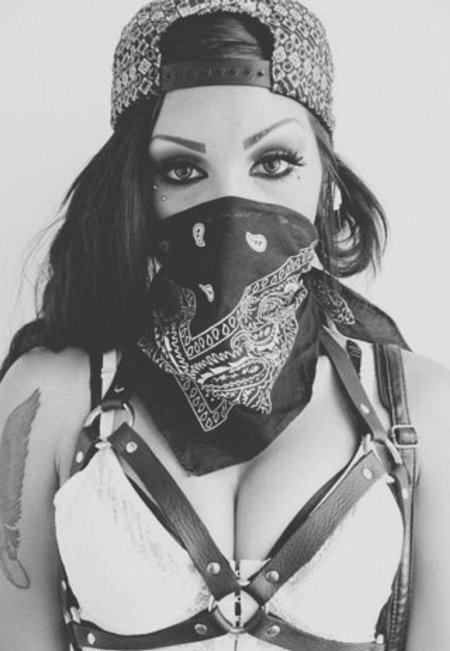 Девушка в бандане