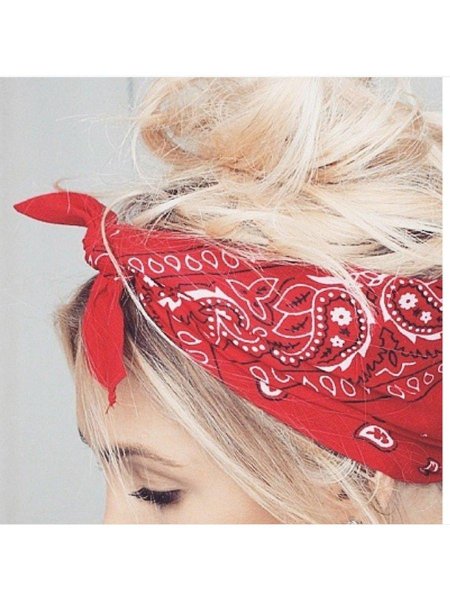 Завязать бандану на голове девушке