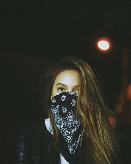 Девушка в бандане на лице