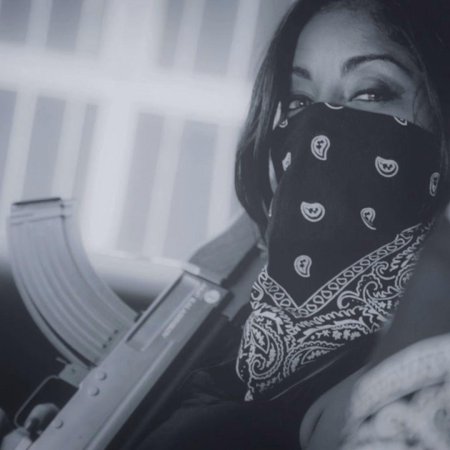 Девушка в бандане на лице