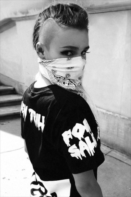 Парень в бандане на лице