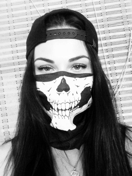 Девушка в бандане на лице