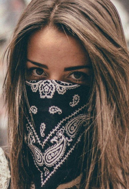 Девушка в бандане