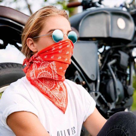 Девушка на мотоцикле