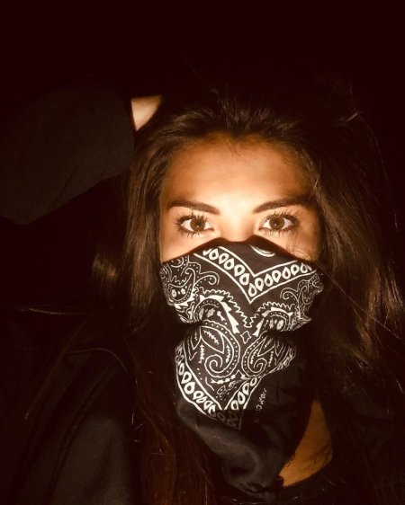 Девушка в бандане на лице