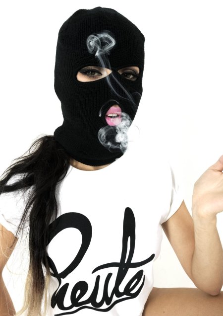 Девушка в бандитской маске