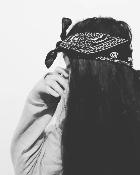 Девушка в чёрной бандане