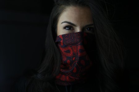 Девушка в бандане на лице