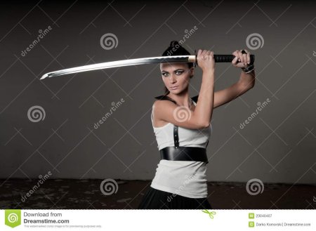 Женщина с мечом