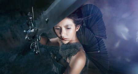 Девушка с мечами