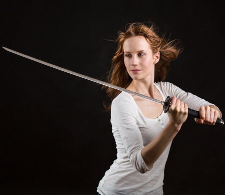 Девушка со шпагой