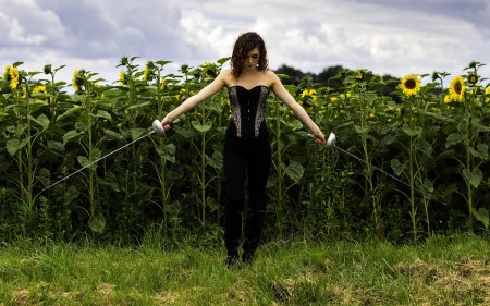 Девушка со шпагой