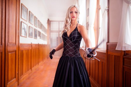 Девушка со шпагой