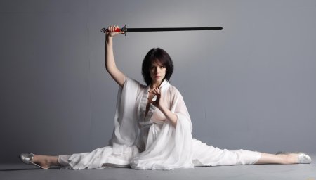 Девушка с мечом референс