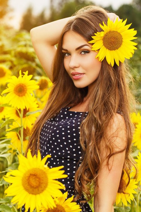 Девушка с подсолнухами