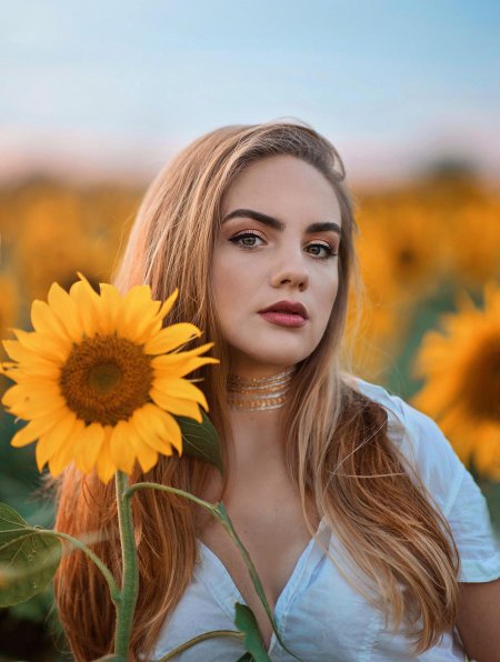 Девушка с подсолнухами