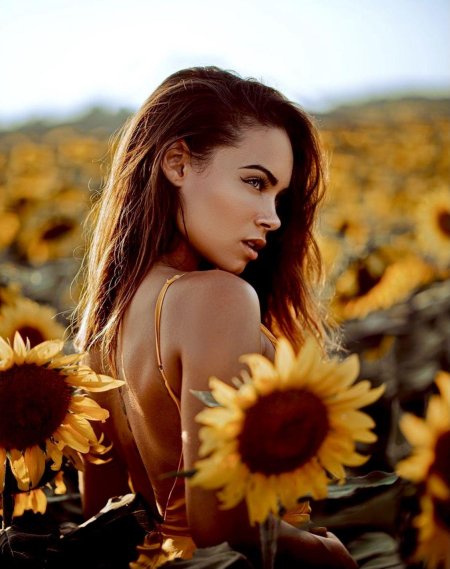 Девушка с подсолнухами