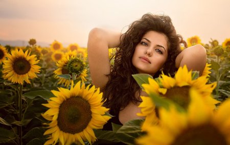 Девушка с подсолнухами