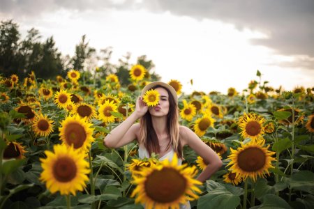 Девушка с подсолнухами