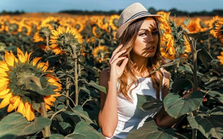 Девушка в подсолнухах