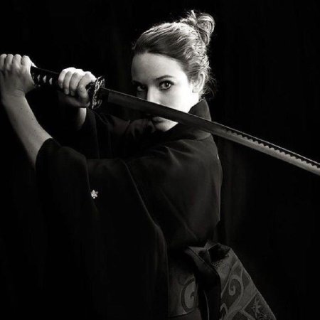 Девушка самурай в доспехах