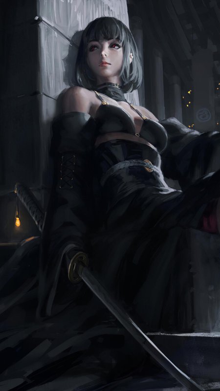 Женщина с мечом в тёмном зале