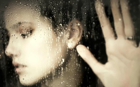 Девушка за стеклом