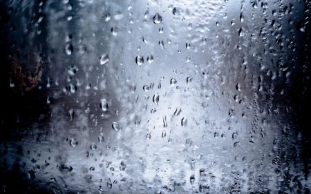 Капли на стекле