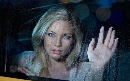 Девушка за стеклом