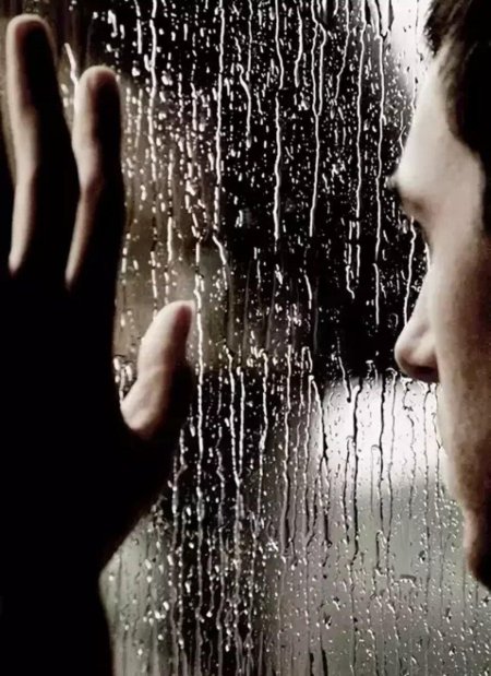 Мужчина у окна дождь
