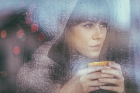 Женщина у окна дождь