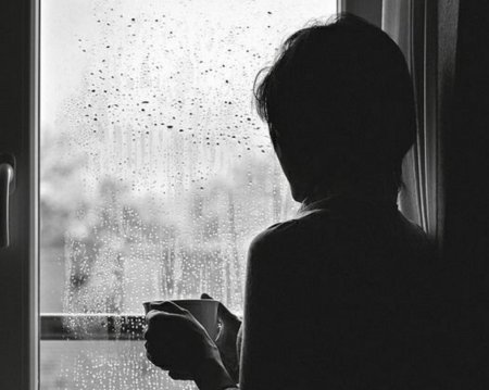 Девушка у окна