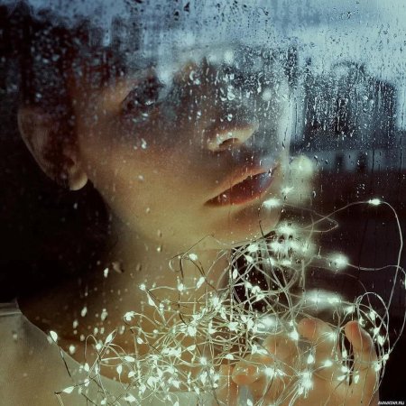 Девушка у окна дождь