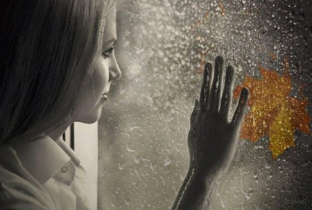 Девушка у окна дождь