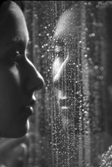 Девушка у окна дождь