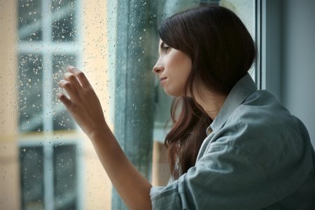 Девушка смотрит в окно