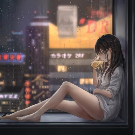 Девушка сидит на окне