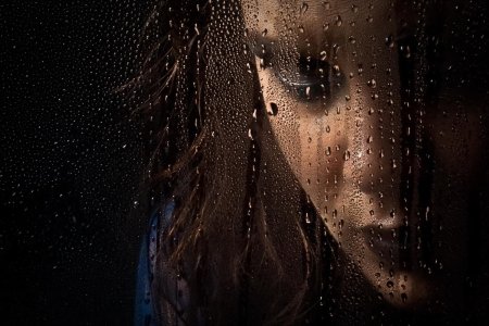 Девушка в брызгах воды