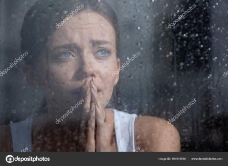 Плачущая женщина у окна