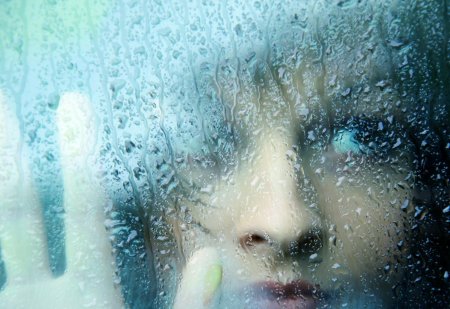 Девушка за мокрым стеклом