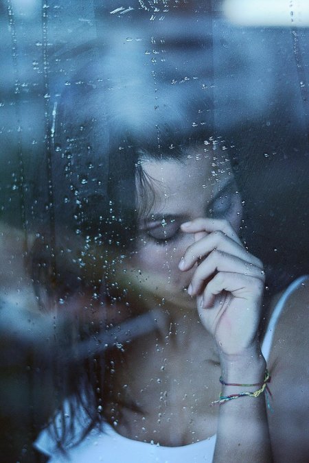 Девушка за окном дождь