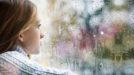 Женщина у окна дождь