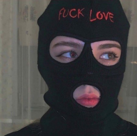 Девушка в балаклаве