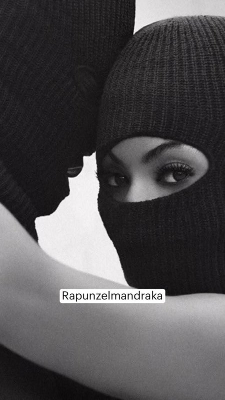 Девушка в бандитской маске