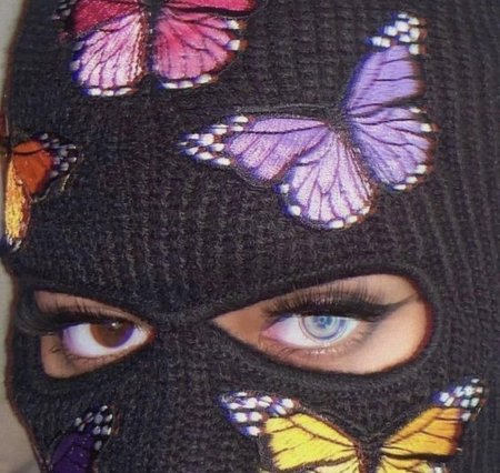 Девушка в маске балаклаве