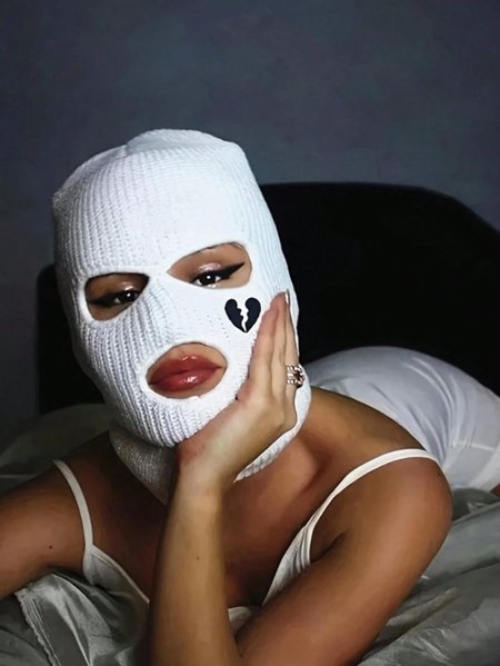 Девушка в балаклаве