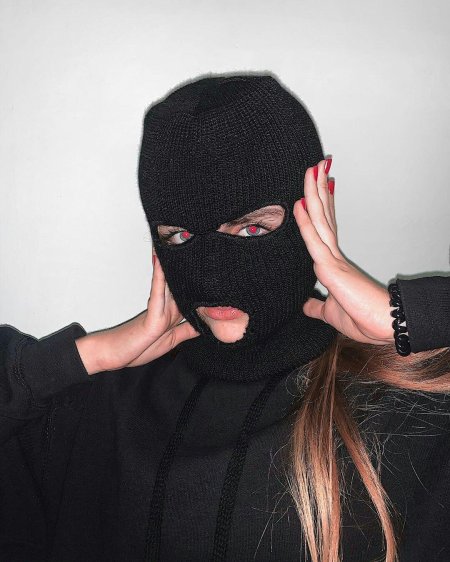 Девушка в маске балаклаве