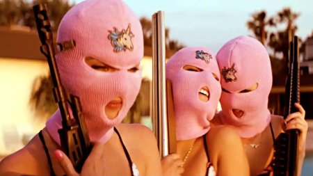 Девушка в розовой балаклаве