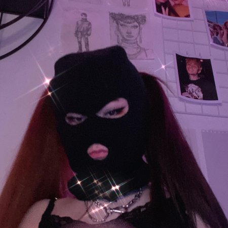 Девушка в балаклаве