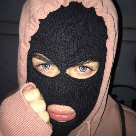 Девушка в балаклаве